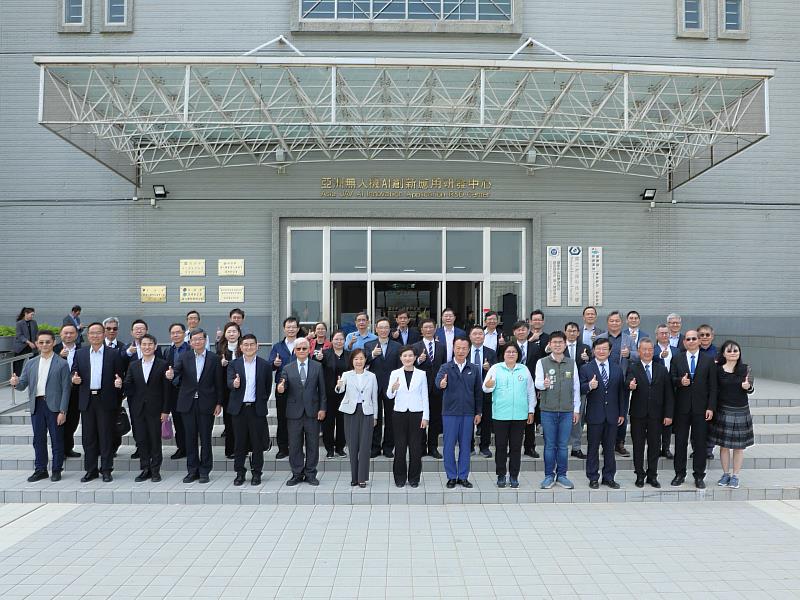 行政院副院長鄭麗君訪視亞創中心,助推無人機創新應用布局