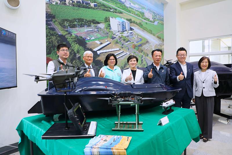 行政院副院長鄭麗君訪視亞創中心,助推無人機創新應用布局