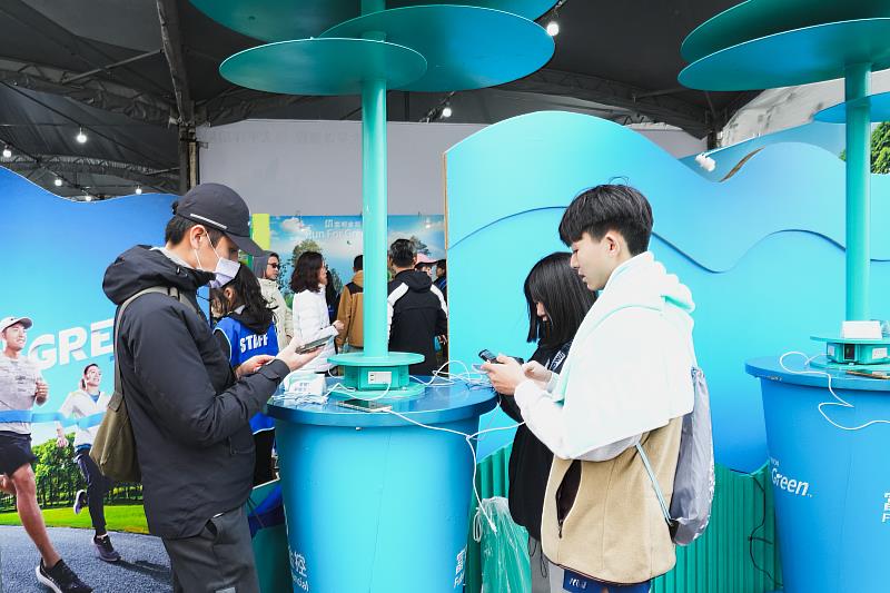 圖五：富邦金控於今年萬金石馬拉主題區現場持續貼心提供太陽能手機充電座、提供免費充電服務。