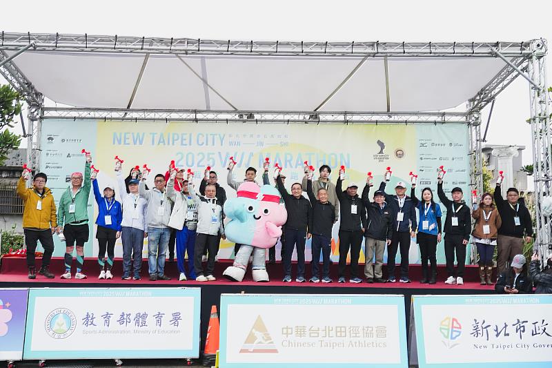 圖一：新北市萬金石馬拉松3月16日於萬里翡翠灣盛大開跑，吸引來自超過31個國家、超過1.1萬名國內外跑者熱情參與。富邦金控品牌管理暨公關處處長林茂生副總經理(左三)代表富邦金控鳴槍，並為跑者加油！