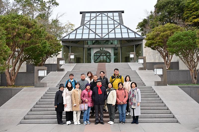 楊縣長與縣府同仁合影