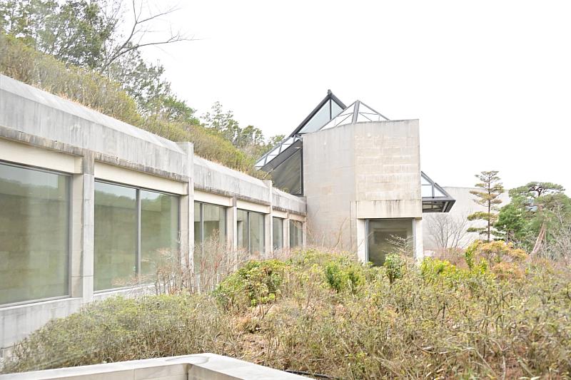 美術館坐落於信樂山群中，約80%的建築結構隱於地下