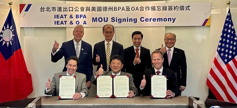 IEAT美洲委員會主委宗緒順(前排中間)、BPA總裁Jon Barela (前排左一)及OA總裁Mr. Ed Latson(前排右一)代表簽署MOUEl Paso郡長Mr. Ricardo Samaniego(後排左一)、國貿署經濟參事鄭錦松(後排左二)、OA 全球投資與經濟發展資深副總裁Mr. Roland Peña (後排右二)與IEAT秘書長黃文榮(後排右一)見證觀禮