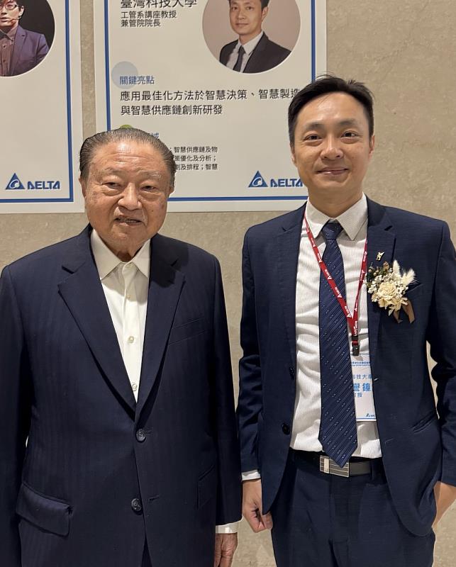 臺科大曹譽鐘講座教授(右)榮獲「2024年度台達年輕學者科技講座」,與台達電鄭崇華創辦人(左)合影。