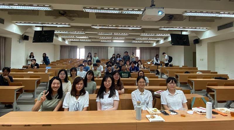 國際藥物經濟暨效果研究高雄醫學大學學生分會(ISPOR-KMU)舉辦藥學經濟研究方法學講座,頼俐安教授和現任幹部及學員合照