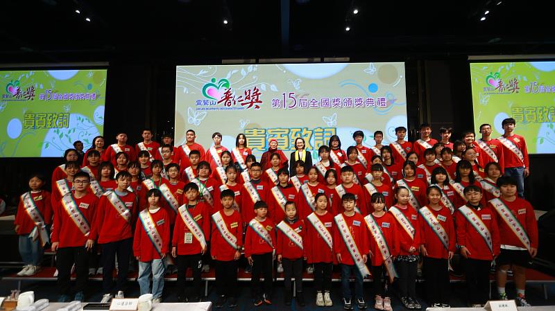 靈鷲山普仁獎創辦人心道法師、副總統蕭美琴與第15屆全國普仁獎得獎學生合影。（圖由靈鷲山佛教教團提供）