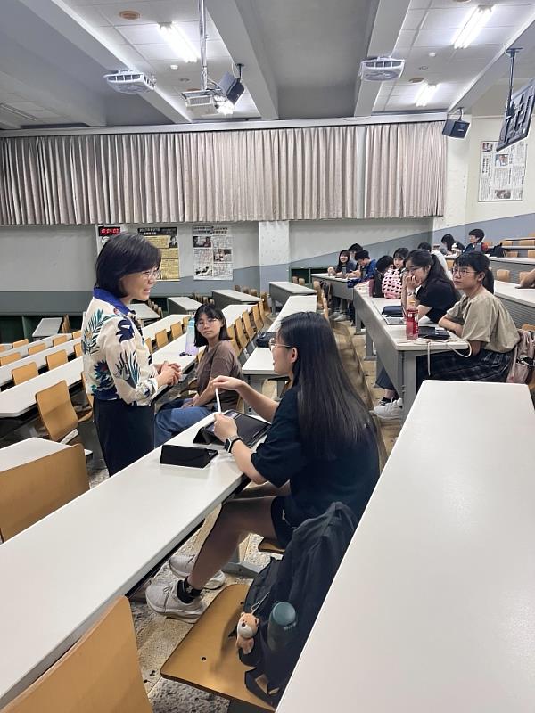 國際藥物經濟暨效果研究高雄醫學大學學生分會(ISPOR-KMU)舉辦台灣 HTA 發展講座,講者許茜甯教授和學員互動討論