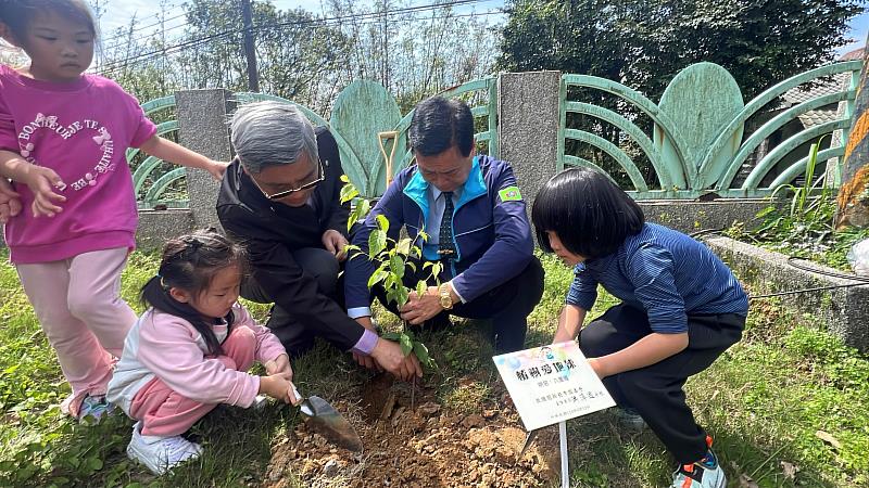 羅英弘理事長與洪淳逸主委櫻花樹種植