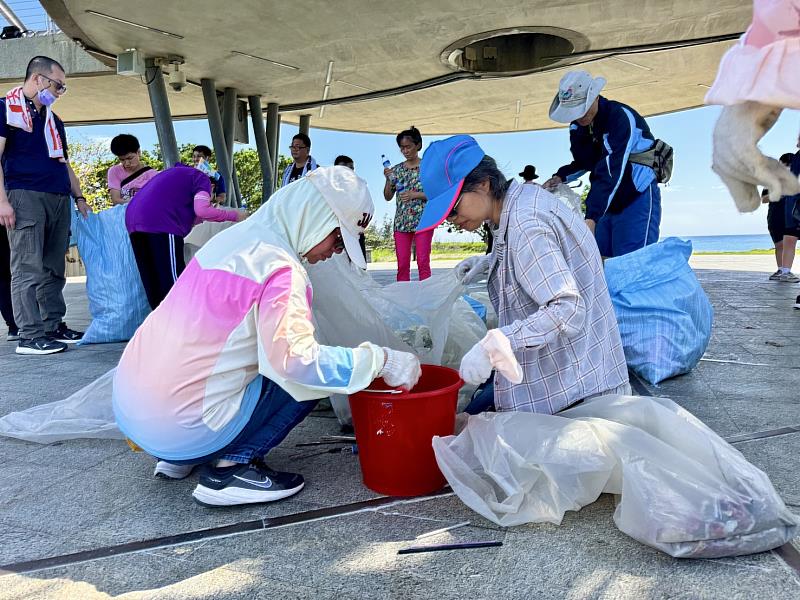 臺東縣救國團與青年同行 在地共好齊心淨灘