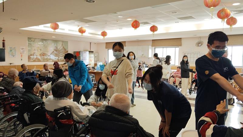 金愛浯家「青年服務·關懷長者」公益活動,青年志工帶領長者做健康操