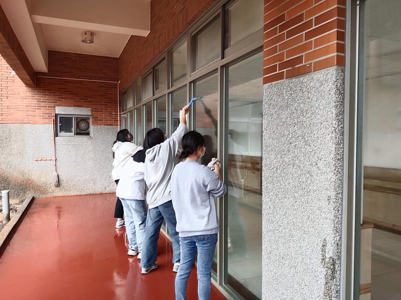金愛浯家「青年服務·關懷長者」公益活動,國立金門大學的青年學子擦亮金門縣松柏園老人長期照顧中心的每一扇窗