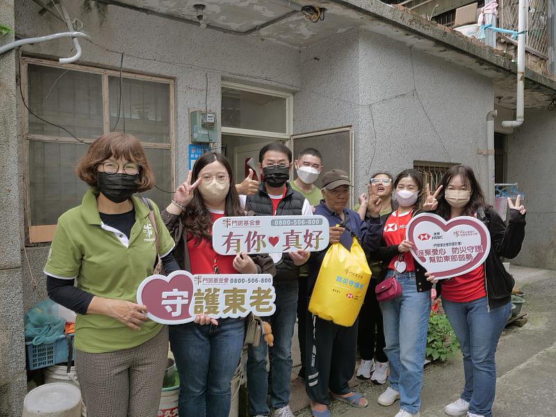 滙豐銀行愛心志工與林伯伯表示可協助修繕屋內漏水等問題