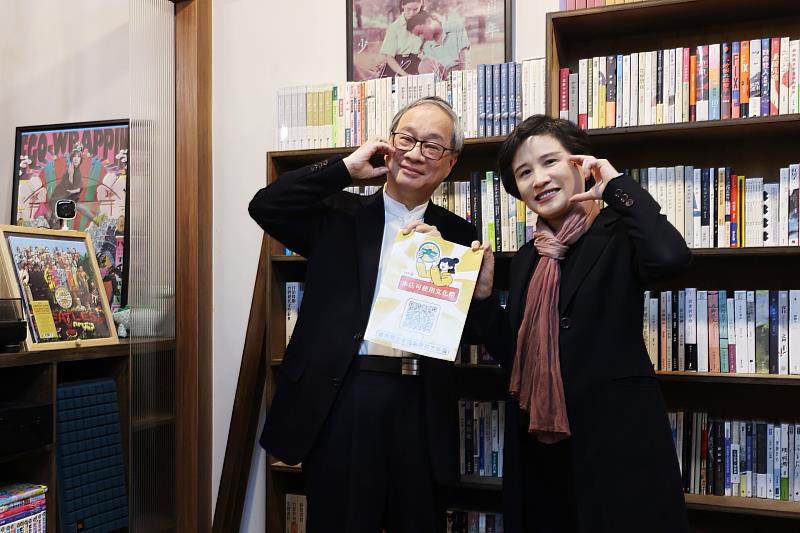 行政院副院長鄭麗君與文化部長李遠(左)鼓勵青年學子一起看書。