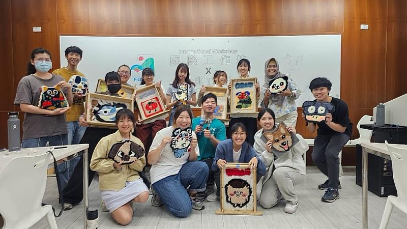 「分桃工作室×設計交流國際工作坊」參與者展示個人「針織地毯」作品