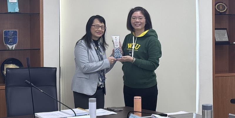 學務處生活輔導組方春惠組員(右)獲得「南區大專校院優秀學務人員」，莊慧玲校長(左)公開表揚。