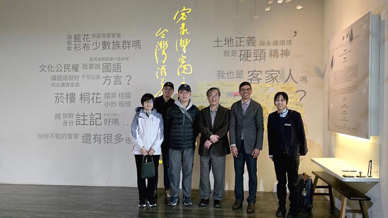 圖5 學者們參觀台灣客家文化館承蒙常設展合影(右2客發中心何金樑主任、右3日本菊池秀明教授、左3台大羅士傑副教授)