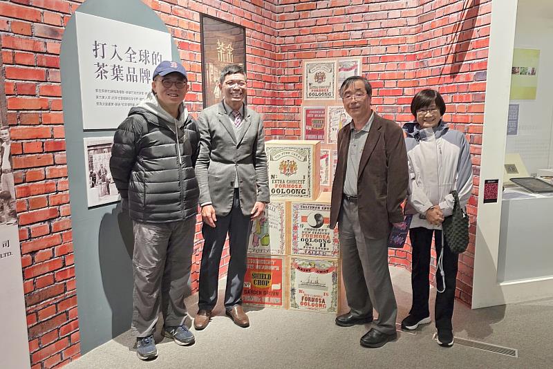 圖1 日本菊池秀明教授(右2)、台大羅士傑副教授(左1)與何金樑主任(左2)一同在「拼．靚」特展中「茶產業」與「茶金」場景前留下合影