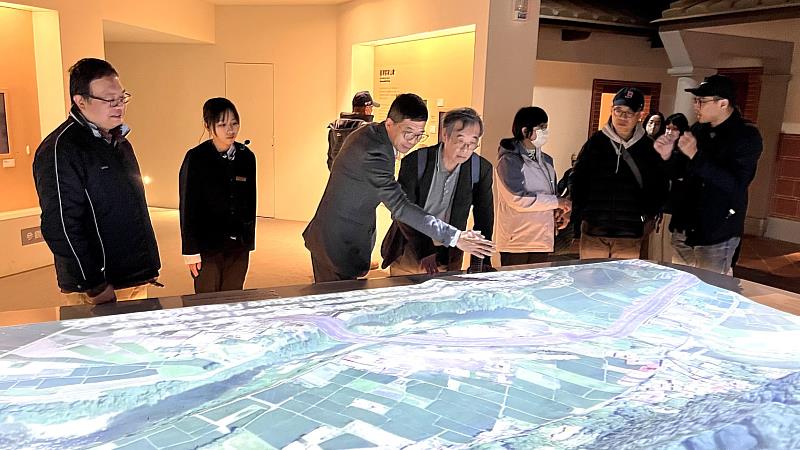 圖4 日本菊池秀明教授至台灣客家文化館參觀承蒙常設展，客發中心何金樑主任向學者們介紹客家文化
