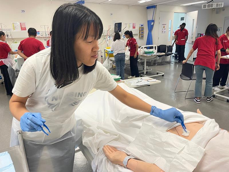 亞大護理學系甘智誼同學，在澳洲西雪梨大學Nursing LAB課程，執行傷口換藥技術。