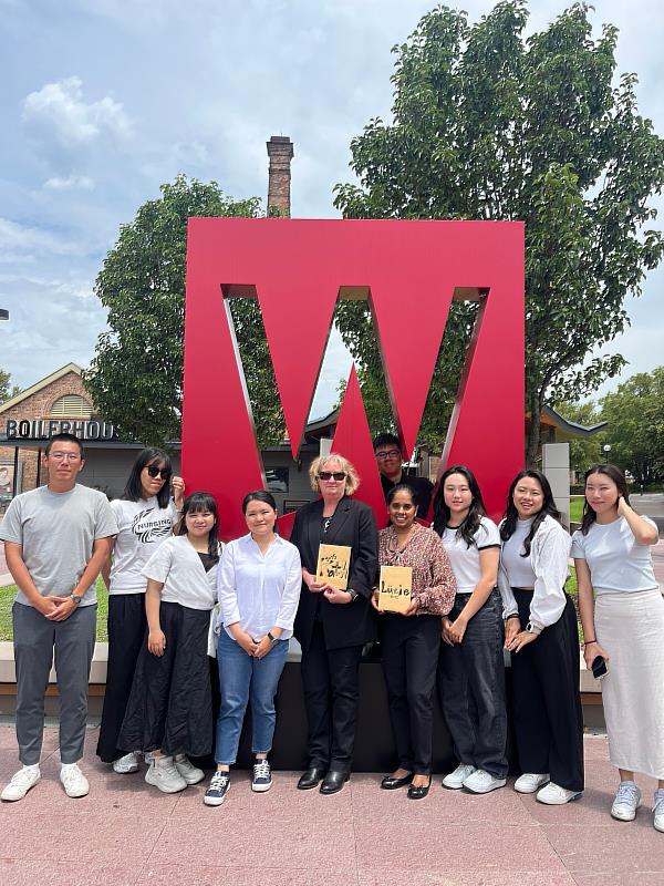 亞大護理學院實習同學，與澳洲西雪梨大學護理學院Professor Kath Peters(左5)、Professor Lucie Ramjan (右4)，在西雪梨大學校門口合影。