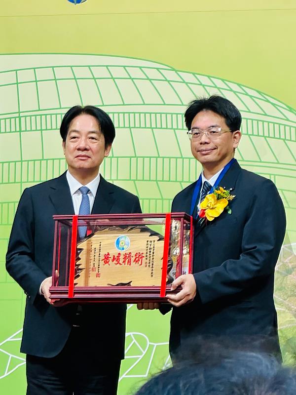 花蓮慈濟醫院中醫部副院長何宗融以中醫學術研究與中西醫整合醫療的貢獻，榮獲第2屆「中醫華佗奉獻獎-華佗學術研究奉獻獎」的肯定。由總統賴清德(左)頒發獎牌給何宗融副院長(右)。