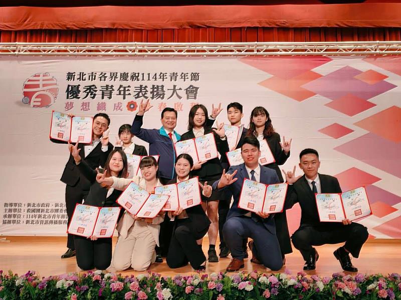 青籌委員與洪淳逸主任委員合照