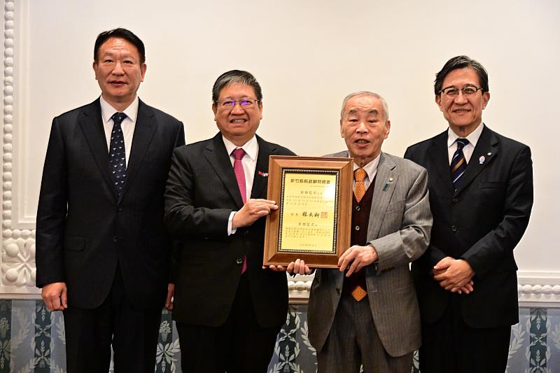 官網-縣長楊文科頒贈縣政顧問聘書給園藝大師奧田龍司