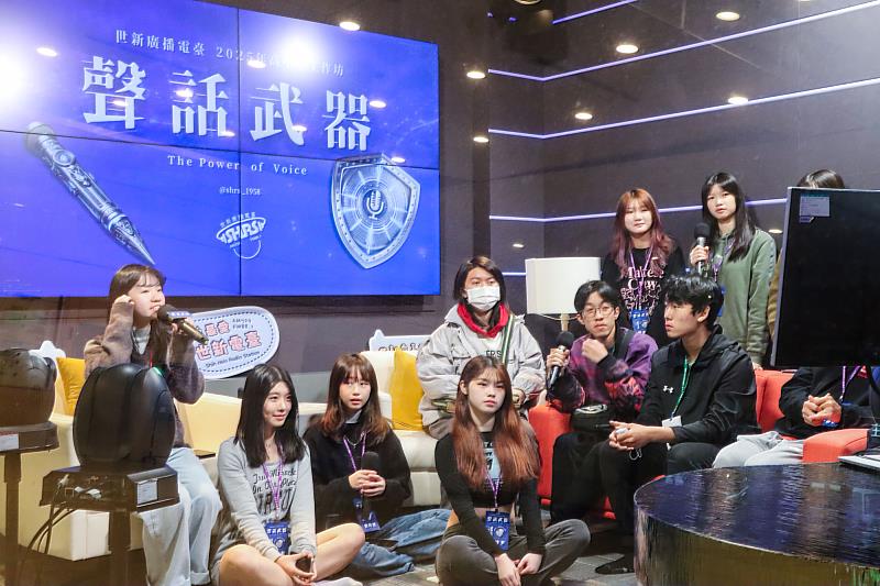 學員於影音播客直播間參與現場節目,體驗聲音與影像結合的創作魅力,拓展媒體視野。(世新大學提供)
