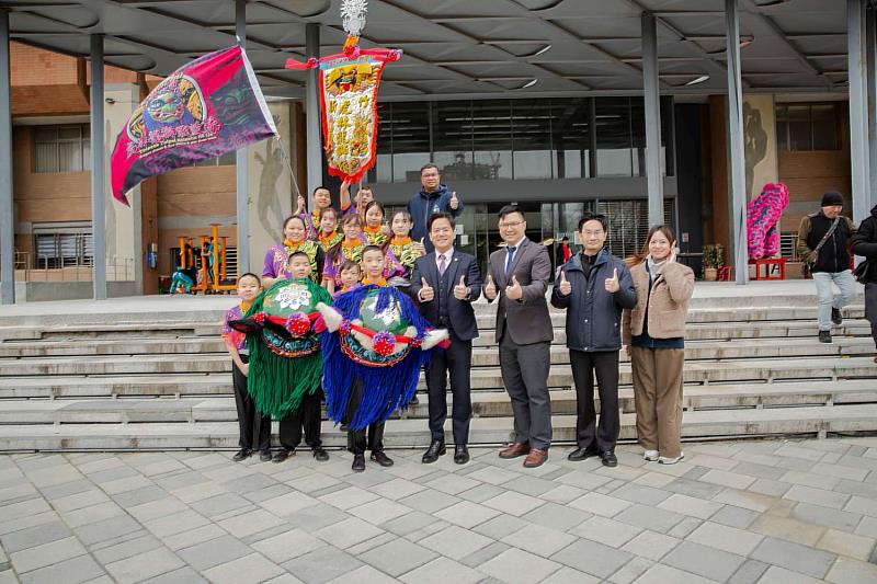 邱代理市長與竹市虎林龍獅戰鼓隊合照