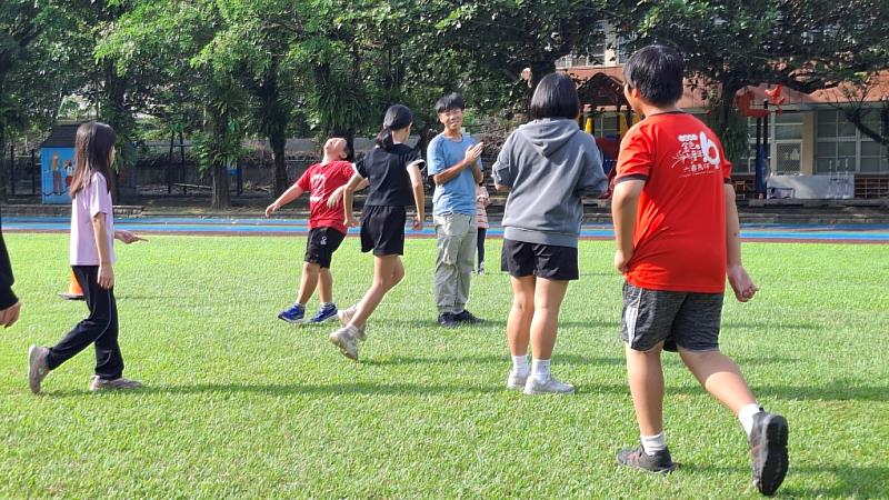 高醫大永續荖濃計畫推動之「假日學堂」，為荖濃地區學童打造一個寓教於樂的週末學習場域