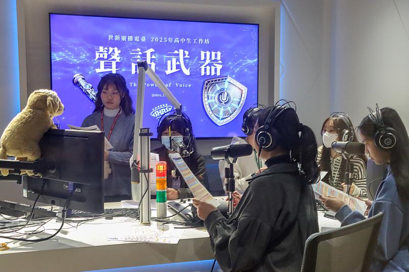 高中生學員走進世新廣播電臺，親自拿起麥克風為角色配音，感受聲音賦予角色生命的過程。（世新大學提供）