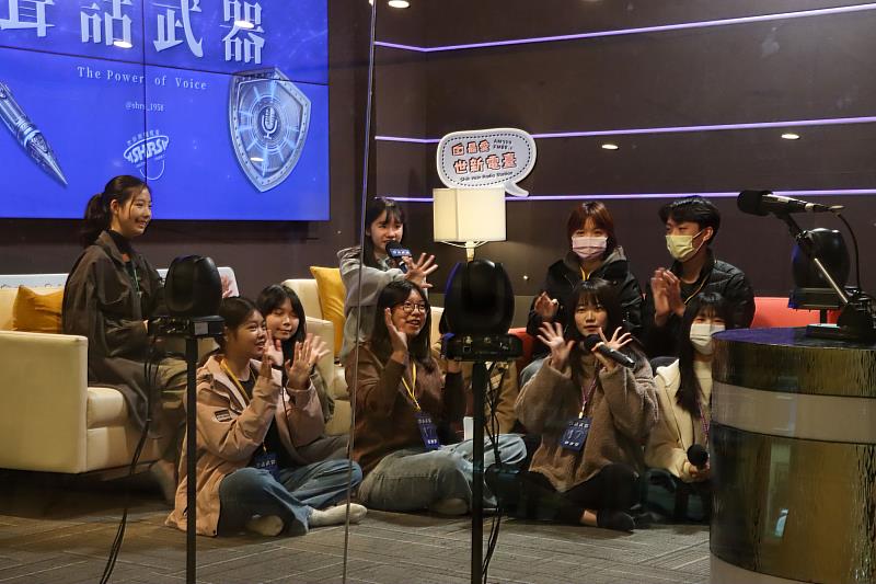 世新大學影音播客直播體驗，讓學員探索聲音與影像結合的多元可能性，開啟跨媒體創作的新視野。（世新大學提供）