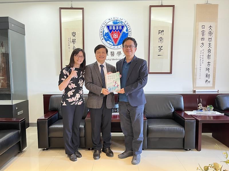 林英琦主任(左)、李志恒名譽教授(中)、楊世群院長(右)與新書《藥物安全與毒理學》合影