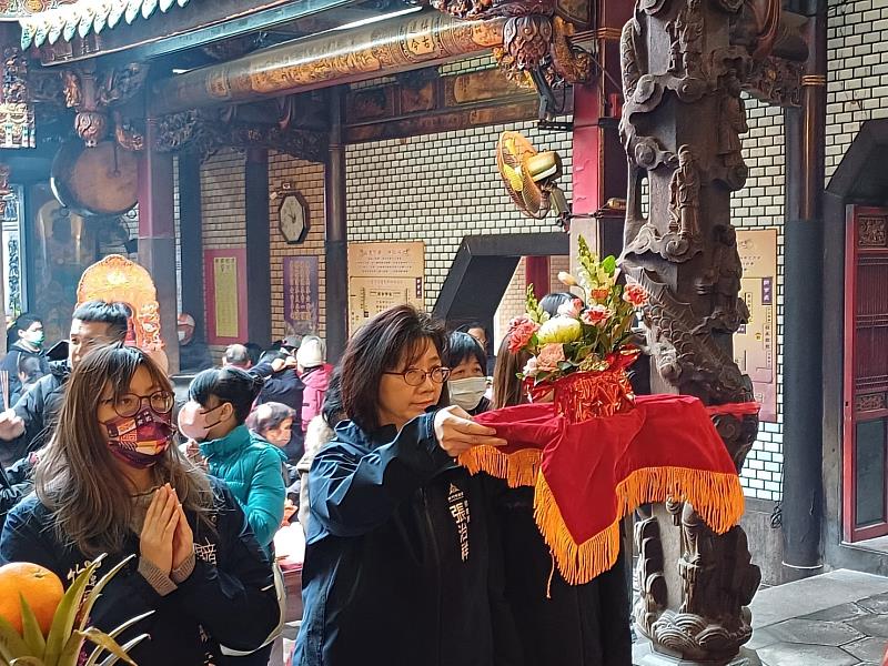新竹市政府秘書長張治祥前往竹市竹蓮寺祈福