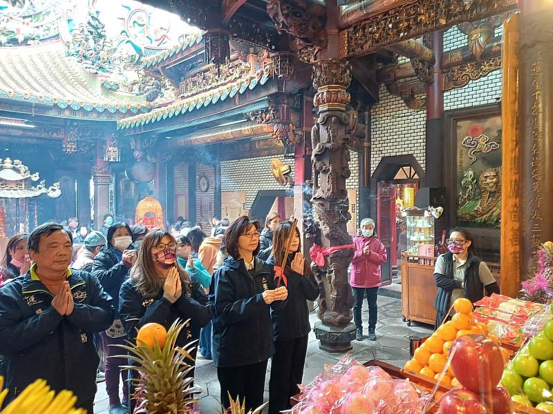 新竹市政府秘書長張治祥前往竹市竹蓮寺祈福
