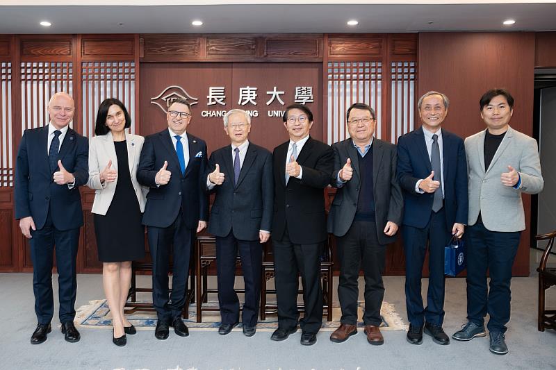湯明哲校長(左四)、Teofil Jesionowski校長(左三)及兩校與會師長合影。