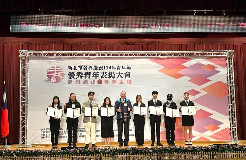 景文科大餐飲系黃若淳同學榮獲本年度新北市優秀青年殊榮，台上(右1)接受頒獎。