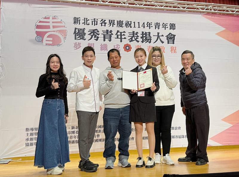 景文科大餐飲系黃若淳同學榮獲本年度新北市優秀青年殊榮，與父母及指導老師同學合影。