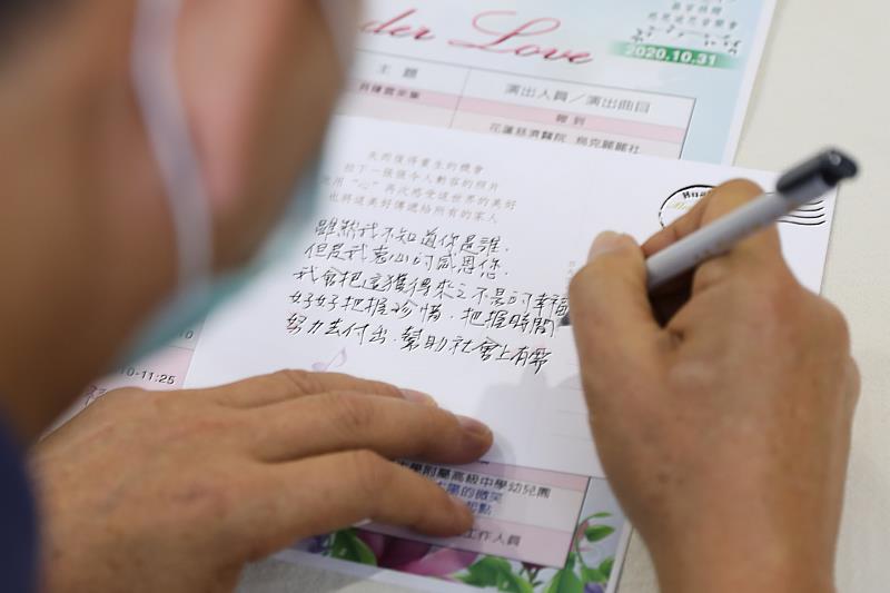 器捐者家屬與受贈者在明信片上,寫下對器捐者的思念與感恩。