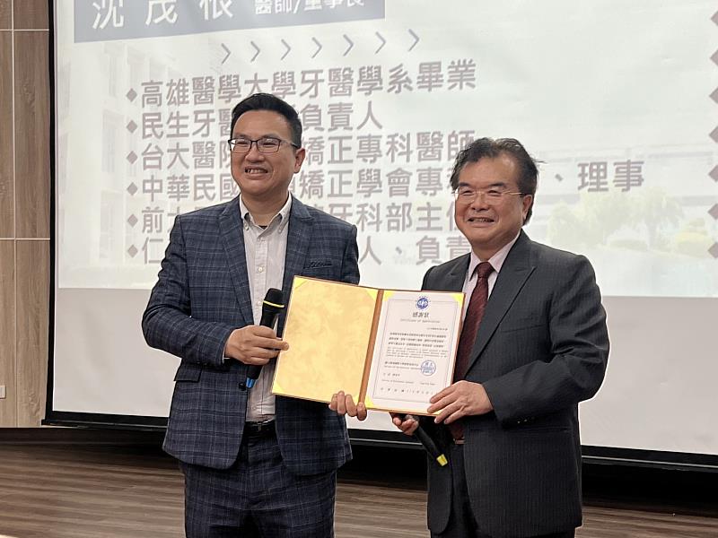 暨大副校長曾永平(左)，於頒發感謝狀予邦泰董事長沈茂根(右)儀式合影。