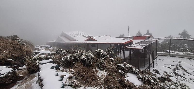 嘉明湖山屋附近山區凌晨溫度驟降，開始降冰霰。