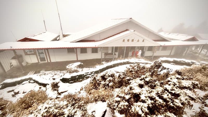 提醒登山民眾,視天候狀況評估是否攜帶冰爪等雪地裝備,以確保行進安全