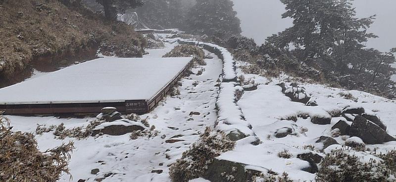 嘉明湖山屋周圍的山區凌晨時氣溫快速降低,隨後開始降下冰霰。