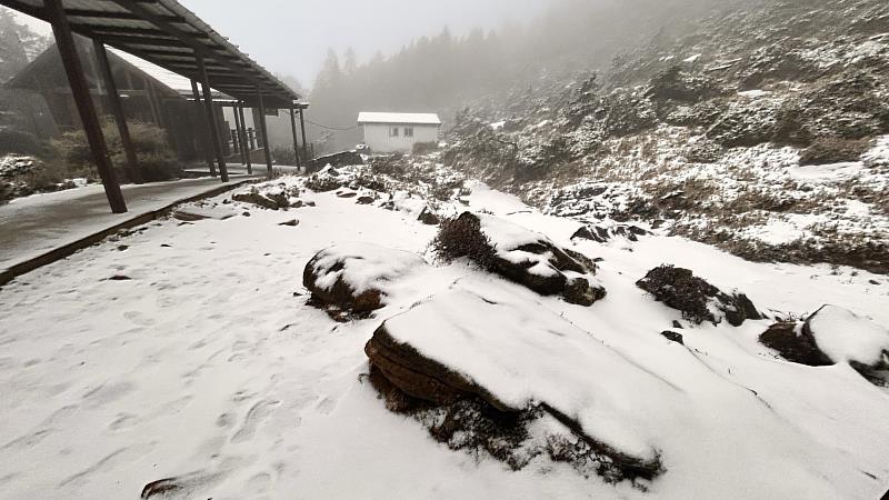 特別提醒登山民眾，近日山區氣溫驟降，嘉明湖國家步道有結冰情形，務必做好保暖措施