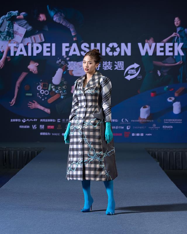 GEmma吳映潔身著開幕秀Claudia_Wang服裝出席站台