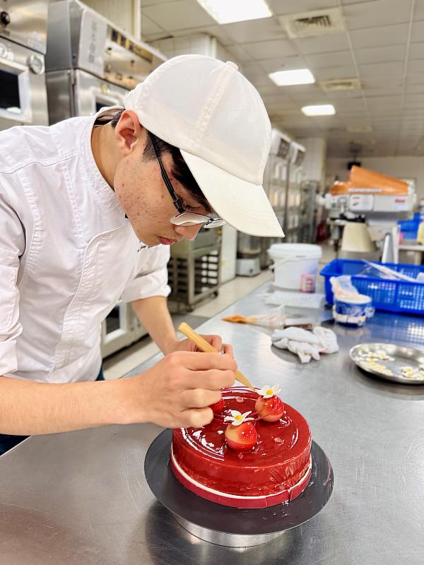 南臺科大餐旅系學生於寒假期間在校內烘焙教室，反覆練習蛋糕競賽作品。