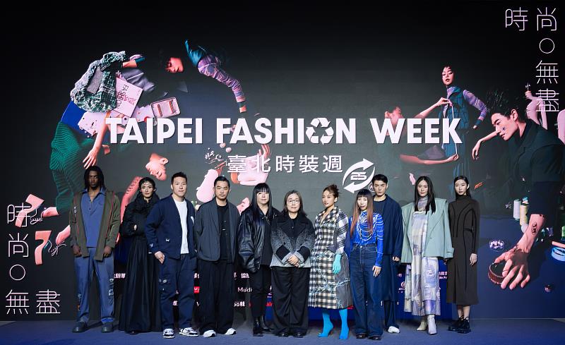 「臺北時裝週AW25」即將開幕,WEAVISM織本主義設計師陳璽年Tony_(左3起)_、DYCTEAM設計師趙之逸Fly、GIOIA_PAN設計師潘怡良、文化部政務次長王時思、站台嘉賓GEmma吳映潔、Claudia_Wang設計師王子欣及模特兒合影。