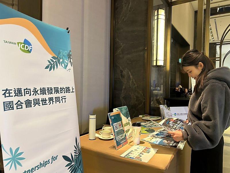 民眾參觀國合會展攤