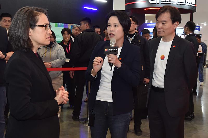 副總統蕭美琴(左)特赴台灣大展位參觀,由台灣大企業服務事業商務長朱曉幸(中)、資訊長蔡祈岩(右)陪同導覽。