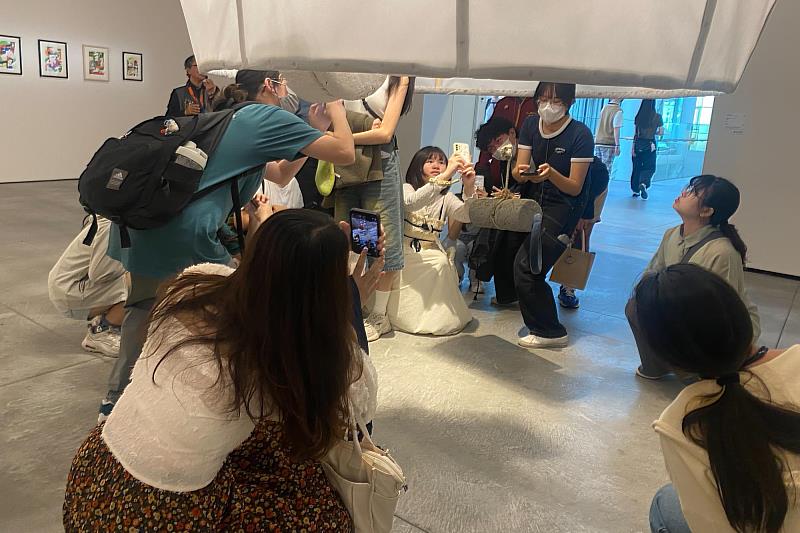 南大國文系創新教學 走進展覽場域體驗創新寫作